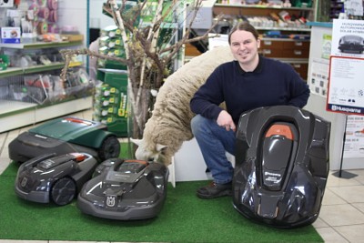Foto des Chefs mit Rasenmäher-Robotern