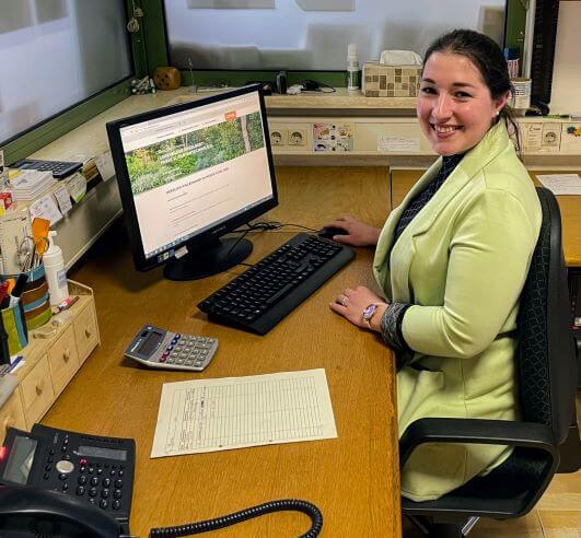 Foto einer Mitarbeiterin im Büro