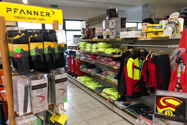 Foto des Verkaufsraumes von Schuztbekleidung