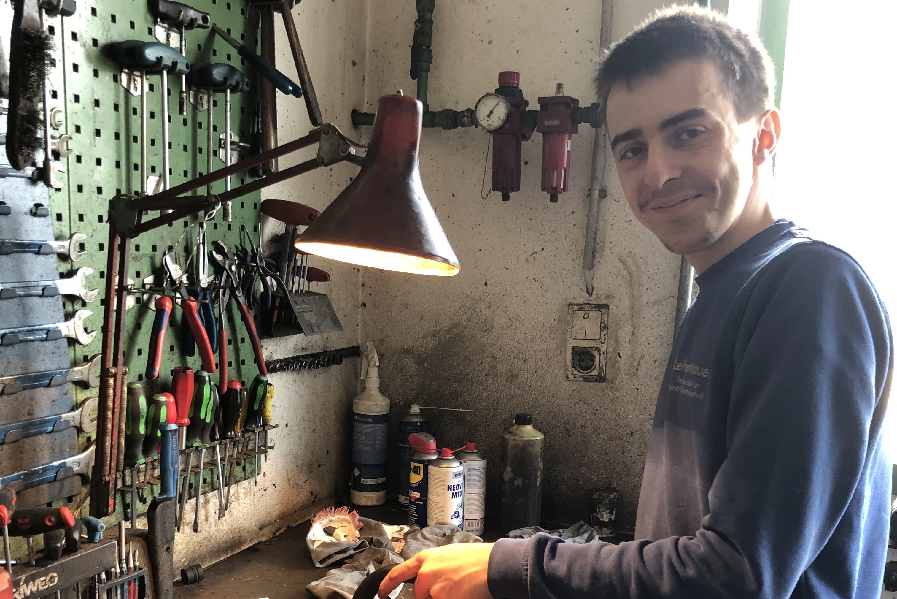 Foto eines Mitarbeiters in der Werkstatt