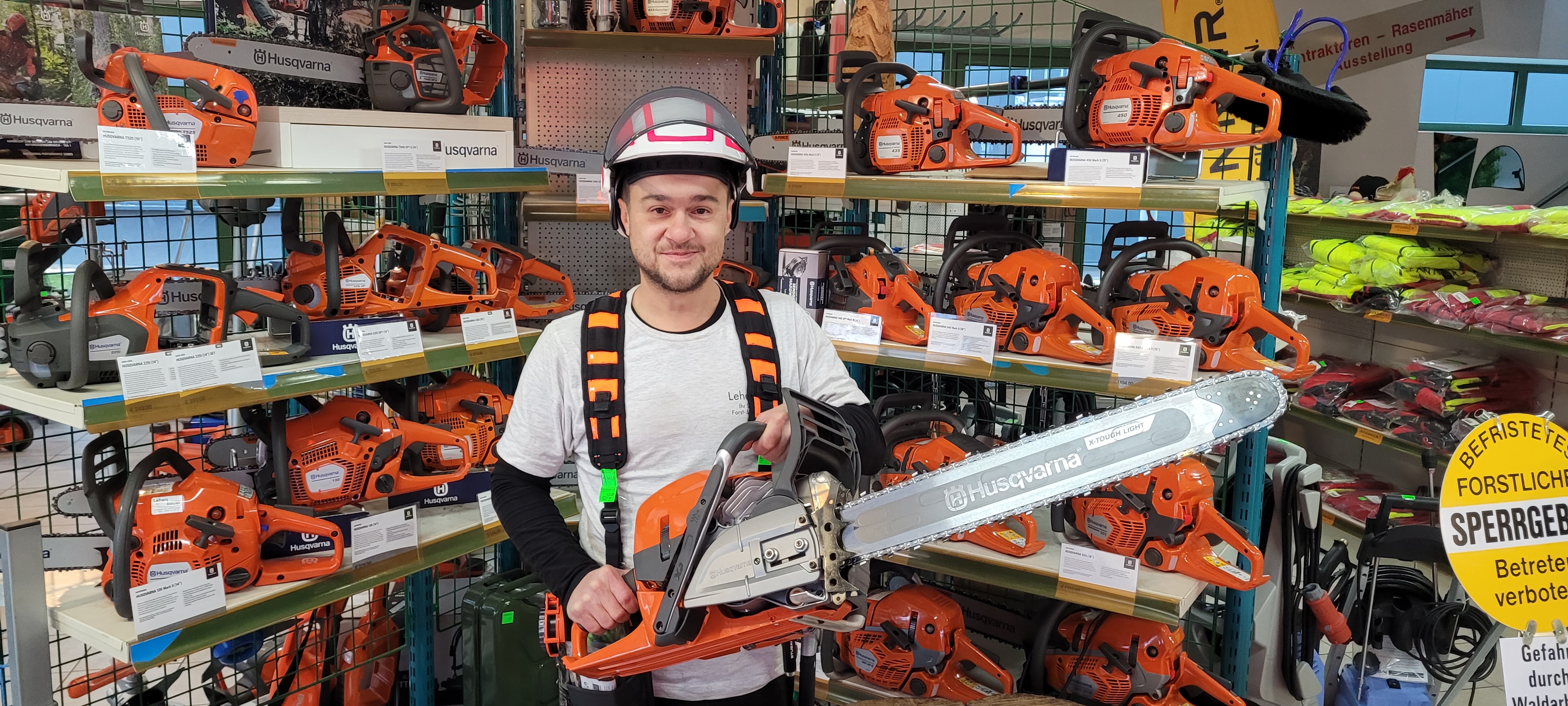 Foto eines Mitarbeiters mit einer Kettensäge