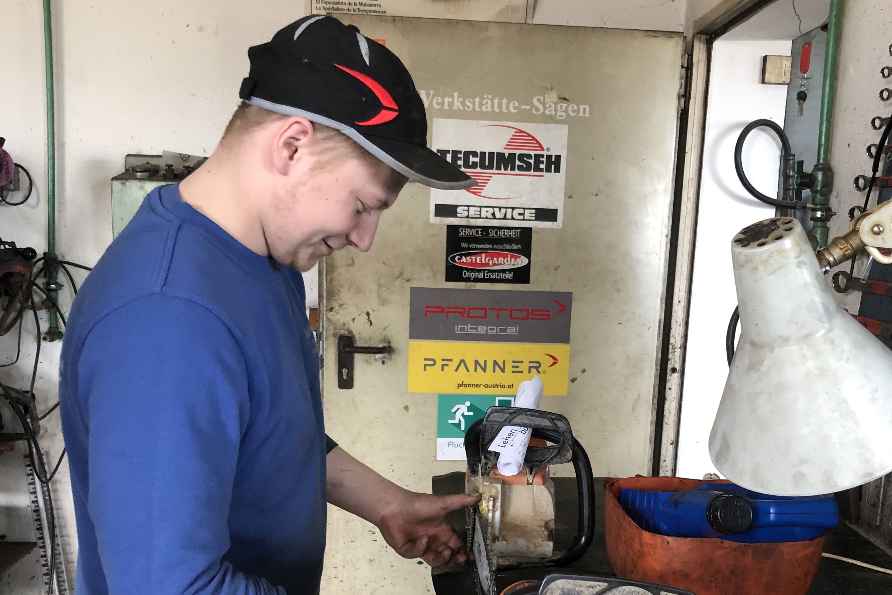 Foto eines Mitarbeiters in der Werkstatt